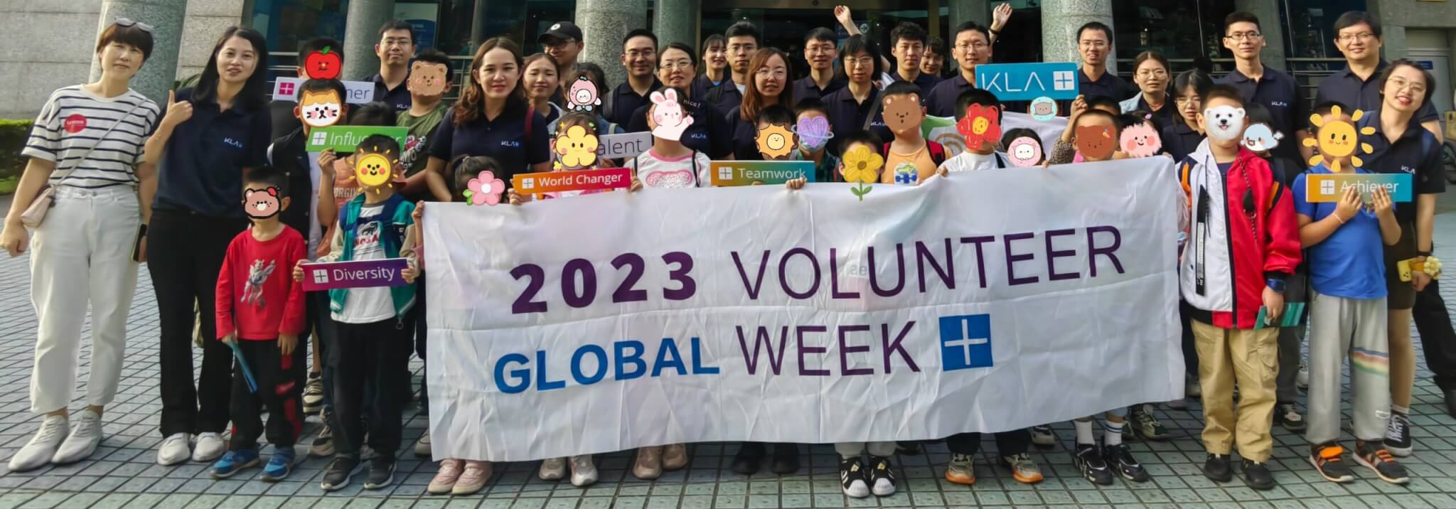 Twenty-four employees accompanied urban migrant children on a field trip to the Shanghai Ocean Aquarium, working with them on projects that included painting starfish.